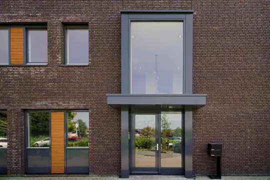 Gehele buitenschilderwerk bedrijfspand P. Boon Installatietechniek (Omweg, Assendelft) - foto 1 Gehele buitenschilderwerk bedrijfspand P. Boon Installatietechniek (Omweg, Assendelft) - foto 1