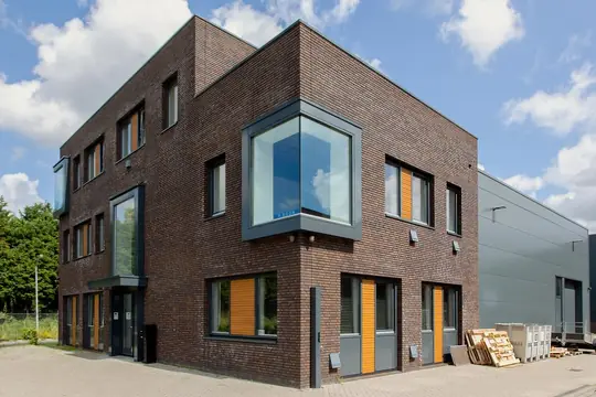 Gehele buitenschilderwerk bedrijfspand P. Boon Installatietechniek (Omweg, Assendelft) - foto 3 Gehele buitenschilderwerk bedrijfspand P. Boon Installatietechniek (Omweg, Assendelft) - foto 3