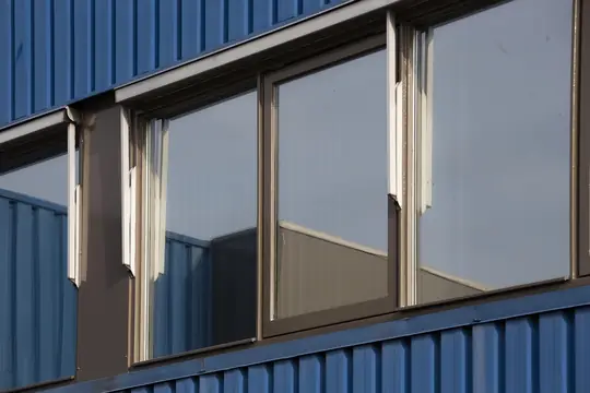 Gehele buitenschilderwerk bedrijfspand (Kleine Tocht, Zaandam) - foto 1 Gehele buitenschilderwerk bedrijfspand (Kleine Tocht, Zaandam) - foto 1