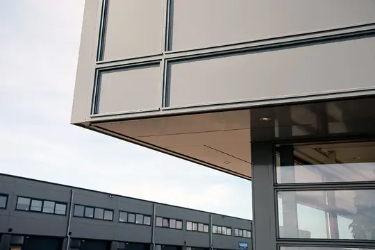 Buitenschilderwerk bedrijfsverzamelgebouw te Wormerveer in opdracht van VVE (Samsonweg, Wormerveer) - foto 2 Buitenschilderwerk bedrijfsverzamelgebouw te Wormerveer in opdracht van VVE (Samsonweg, Wormerveer) - foto 2